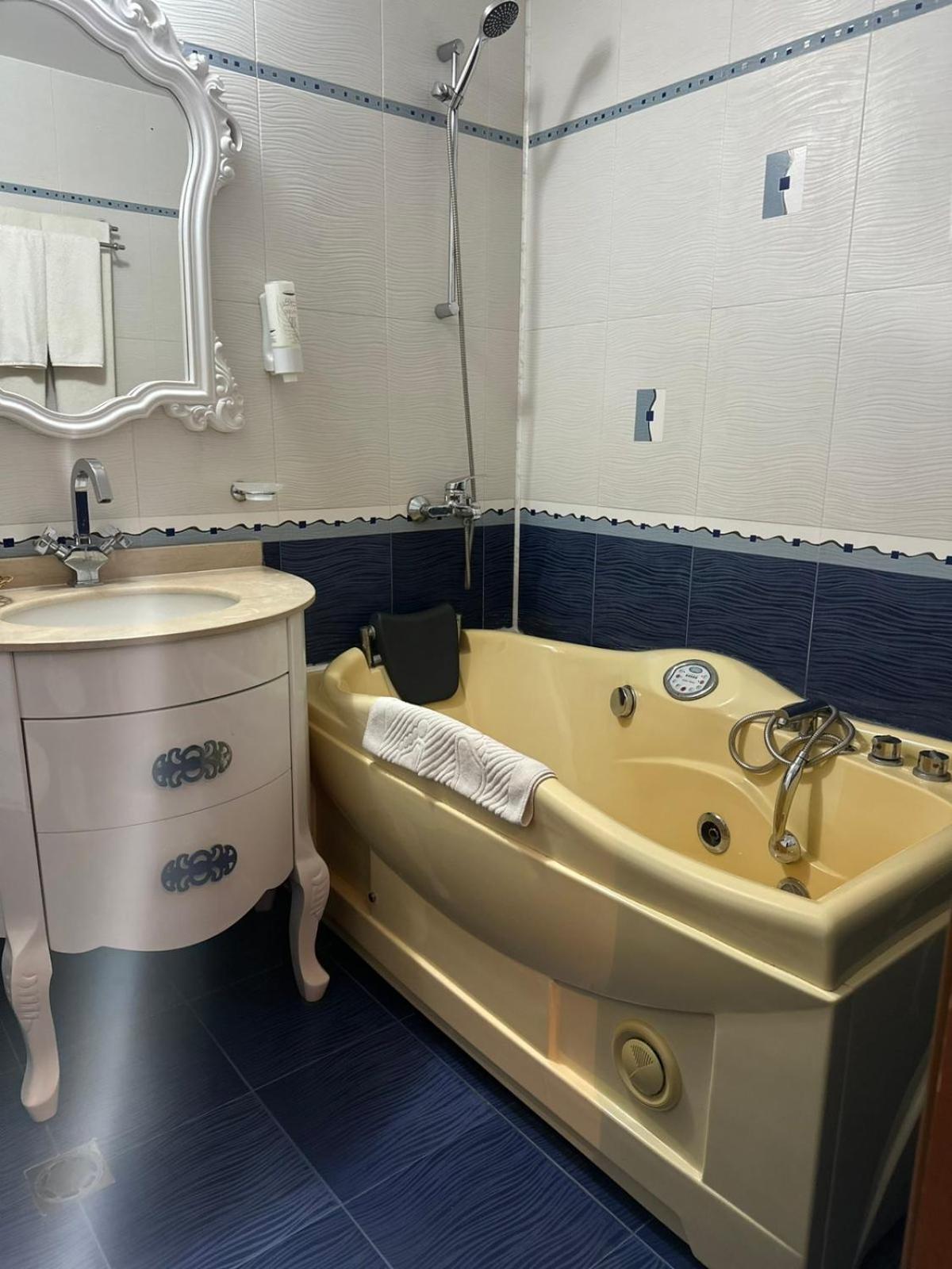Hotel Bats Петріч Екстер'єр фото